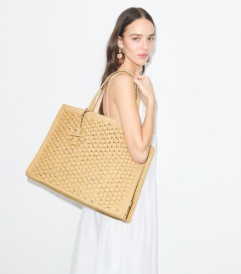 Tory Burch designer トートバッグ エラ ハンドクロシェ ラージ ポップコーン トートバッグ in Natural accessory on model
