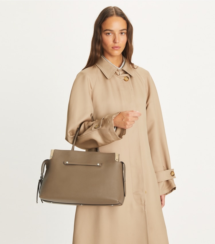 Tory Burch designer サッチェルバッグ マーサー ペブルド ラージサッチェルバッグ in Wild Mushroom additional on model