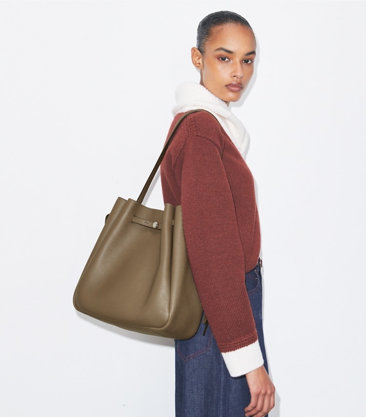 Tory Burch designer ショルダーバッグ ロミー ラージ バケットバッグ in Wild Mushroom accessory on model