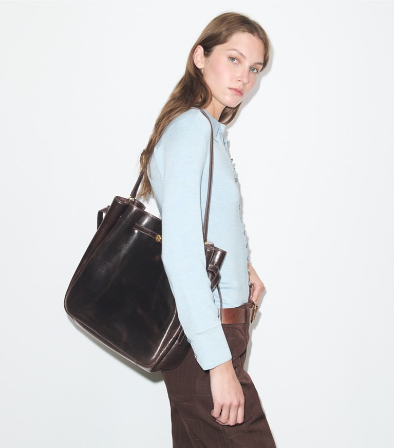 Tory Burch designer ショルダーバッグ ロミー ディストレスト ラージ バケットバッグ in Dark Brown accessory on model