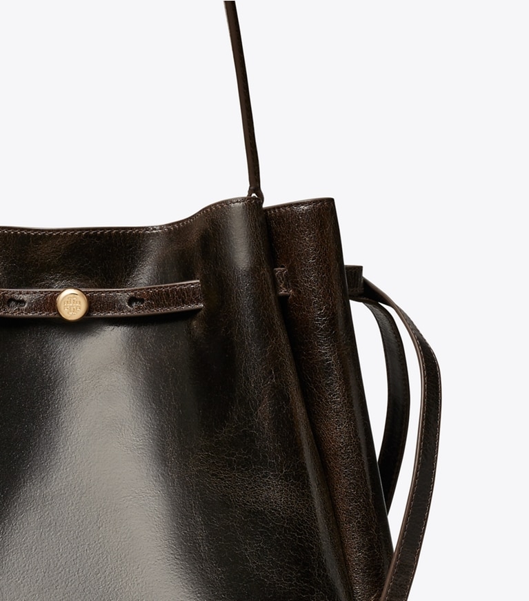 Tory Burch designer ショルダーバッグ ロミー ディストレスト ラージ バケットバッグ in Dark Brown ディテール