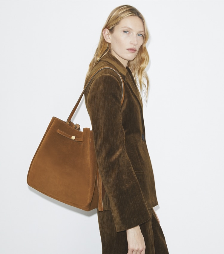 Tory Burch designer sacs porté épaule Large Romy Suede Bucket Bag in Caramel accessory on model