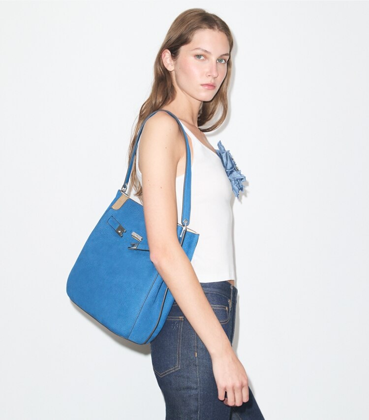 Tory Burch designer schultertaschen Lee Radziwill Bucket Bag aus Nubukleder in Bright Blue accessory on model