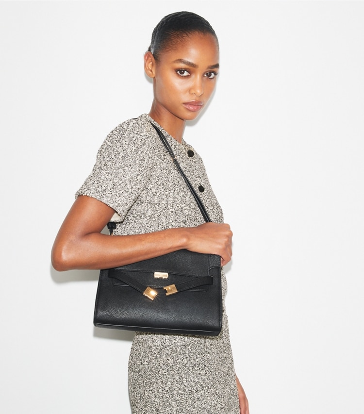 Tory Burch designer ショルダーバッグ リー ラジウィル ペブルド ショルダーバッグ in Black accessory on model