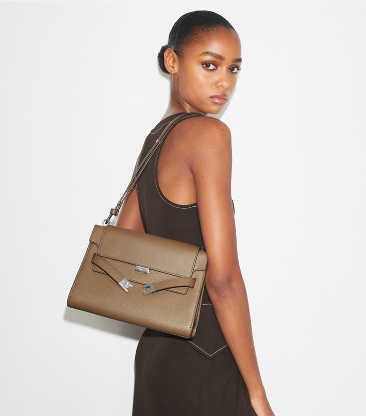 Tory Burch designer ショルダーバッグ リー ラジウィル ペブルド ショルダーバッグ in Wild Mushroom accessory on model