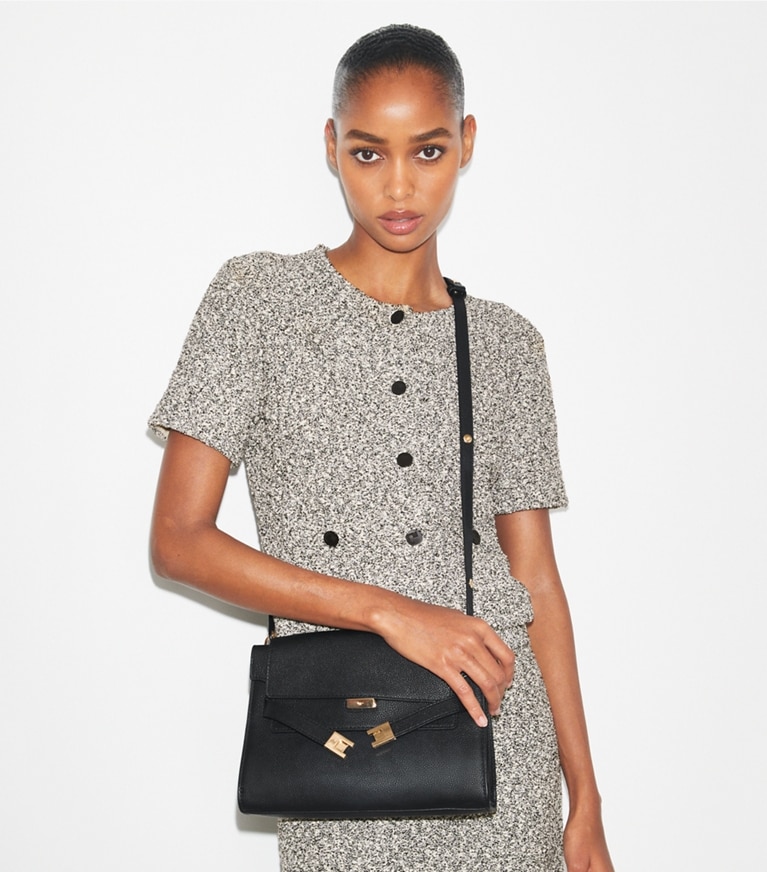 Tory Burch designer ショルダーバッグ リー ラジウィル ペブルド ショルダーバッグ in Black angle