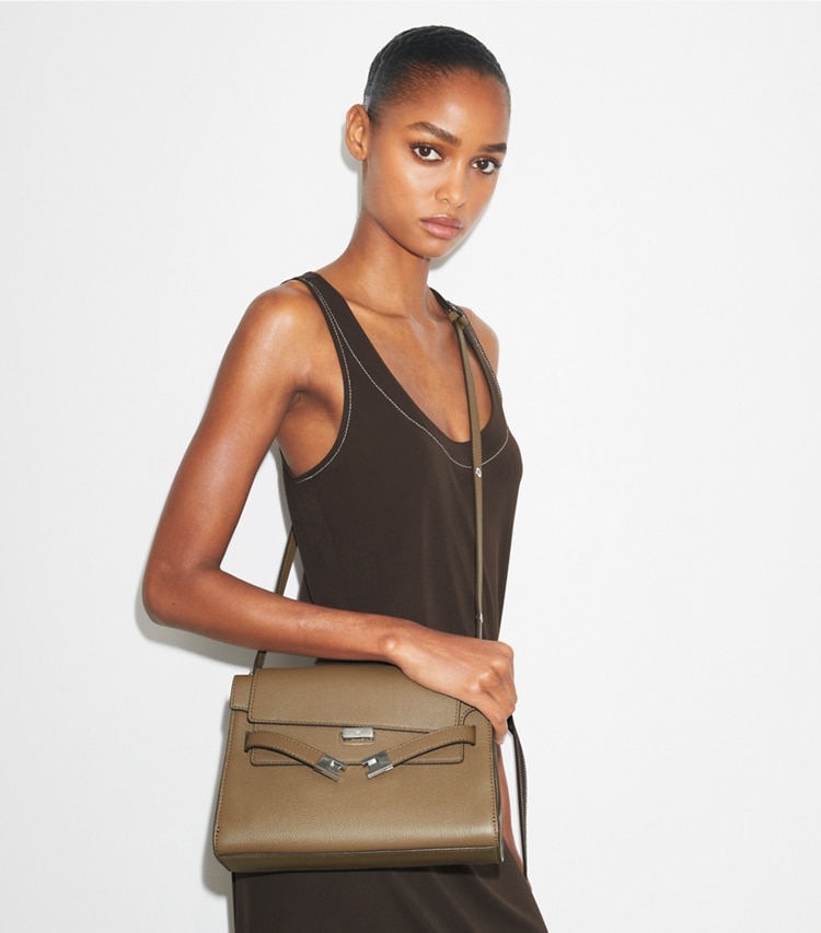 Tory Burch designer ショルダーバッグ リー ラジウィル ペブルド ショルダーバッグ in Wild Mushroom additional on model