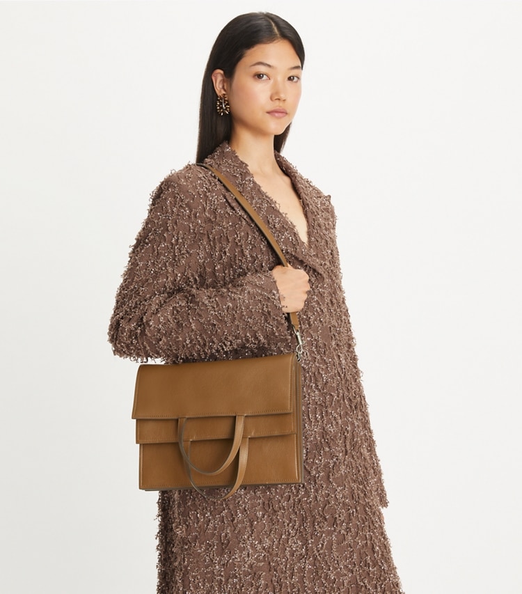 Tory Burch designer schultertaschen Lee Radziwill Shopper in Soft Acorn accessory on model