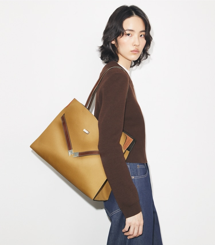 Tory Burch designer henkeltaschen Lee Radziwill Tote Bag aus Canvas in Khaki accessory on model