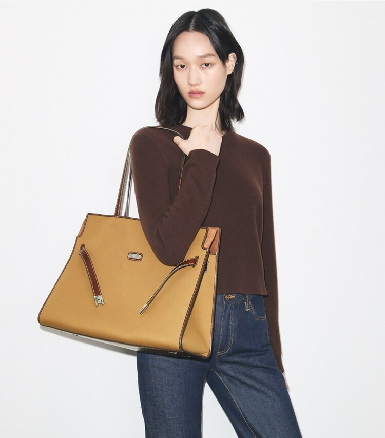 Tory Burch designer henkeltaschen Lee Radziwill Tote Bag aus Canvas in Khaki accessory on model