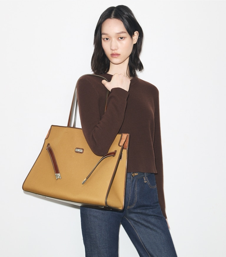 Tory Burch designer henkeltaschen Lee Radziwill Tote Bag aus Canvas in Khaki accessory on model