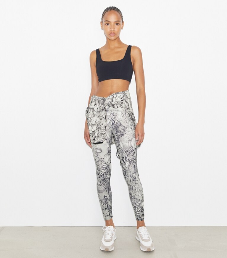 Tory Burch designer bas Legging à coupe 7/8 imprimé ultraléger dans Grey Alien Toile sur modèle, de face