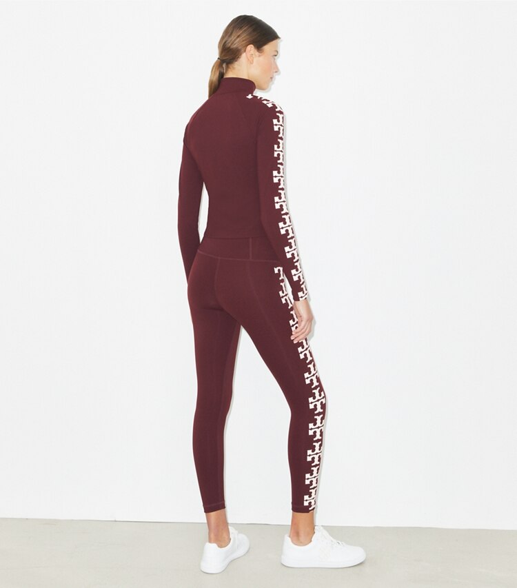 Tory Burch designer bas Legging 7/8 à logo compression dans Merlot sur modèle, de dos