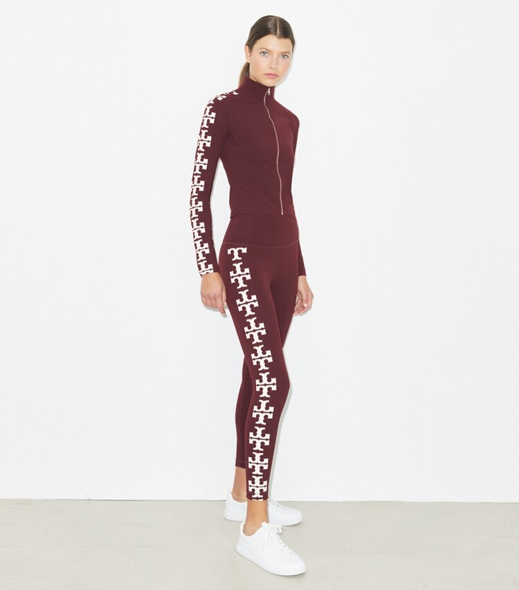 Tory Burch designer bas Legging 7/8 à logo compression dans Merlot sur modèle, de face