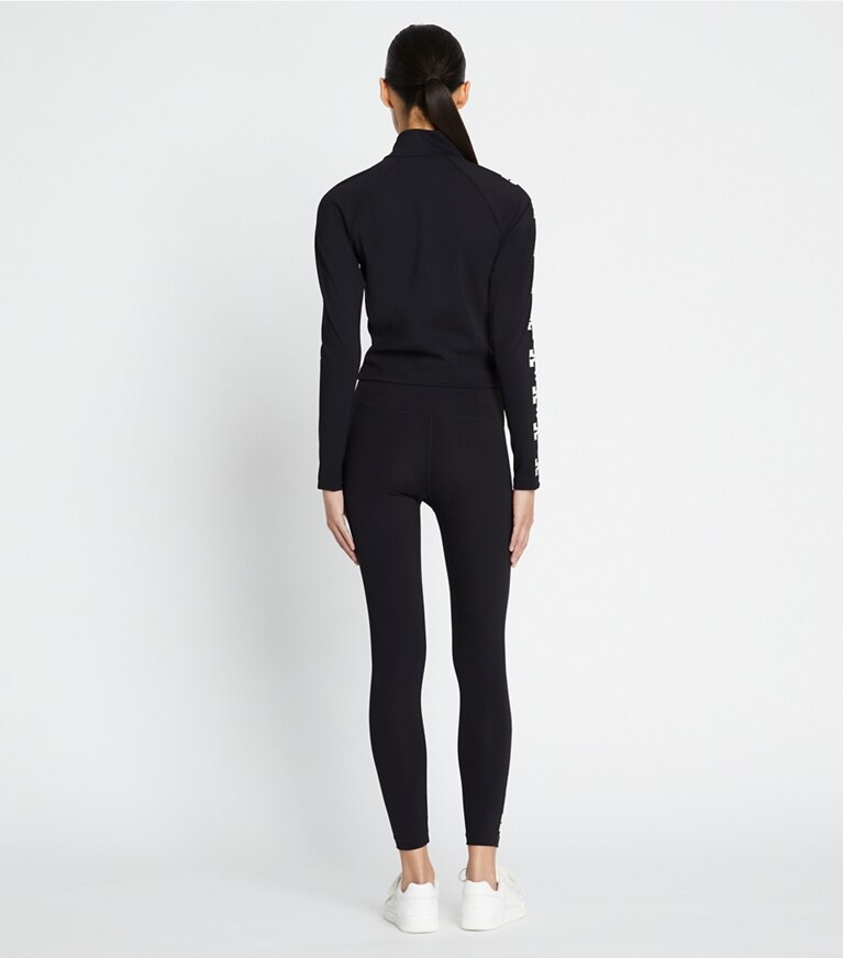 Tory Burch diseñador prendas inferiores Legging 7/8 de compresión con logo en Black T Logo Row parte posterior en modelo
