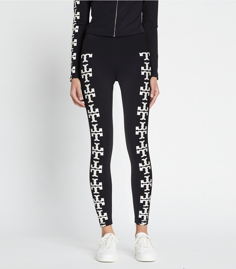 Tory Burch diseñador prendas inferiores Legging 7/8 de compresión con logo en Black T Logo Row detalle en modelo