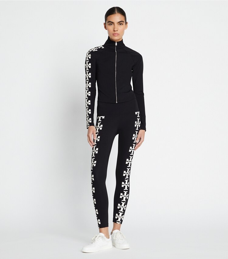 Tory Burch diseñador prendas inferiores Legging 7/8 de compresión con logo en Black T Logo Row frente en modelo