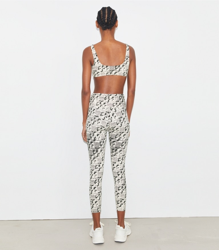 Tory Sport designer bas Legging 7/8 Weightless imprimé à taille haute in New Ivory Distressed Pixelated Logo front