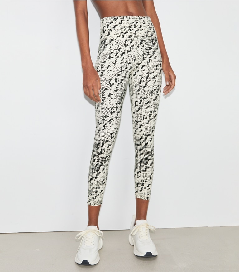 Tory Sport designer bas Legging 7/8 Weightless imprimé à taille haute in New Ivory Distressed Pixelated Logo front
