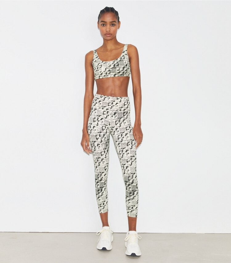 Tory Sport designer bas Legging 7/8 Weightless imprimé à taille haute in New Ivory Distressed Pixelated Logo sur mannequin, devant