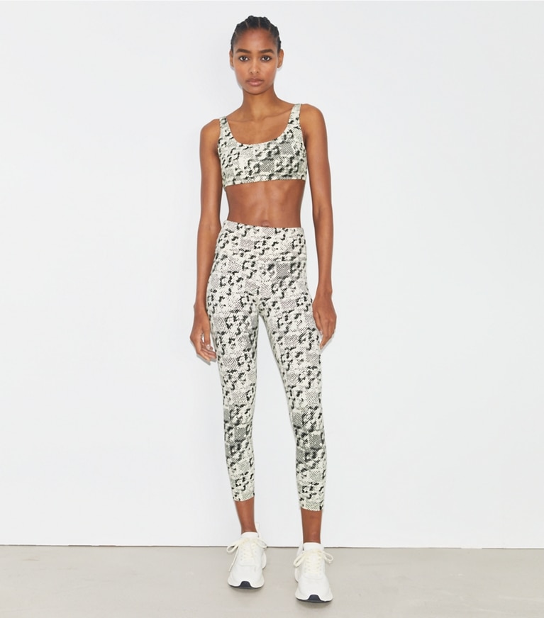 Tory Sport designer bas Legging 7/8 Weightless imprimé à taille haute in New Ivory Distressed Pixelated Logo front