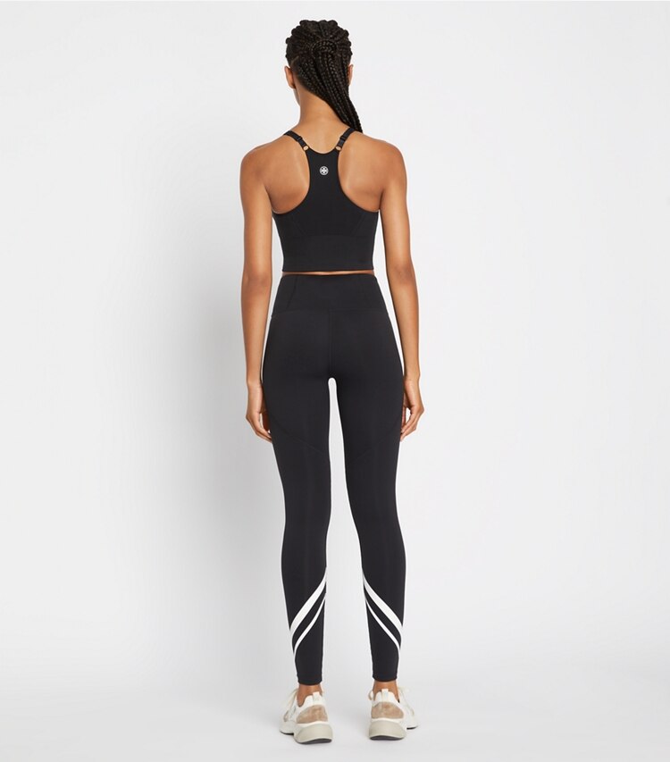 Tory Burch diseñador prendas inferiores Legging con chevrón sin peso en Sport Black/Snow White parte posterior en modelo