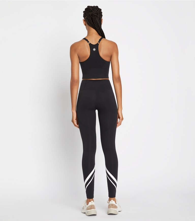 Tory Burch diseñador prendas inferiores Legging con chevrón sin peso en Sport Black/Snow White parte posterior en modelo