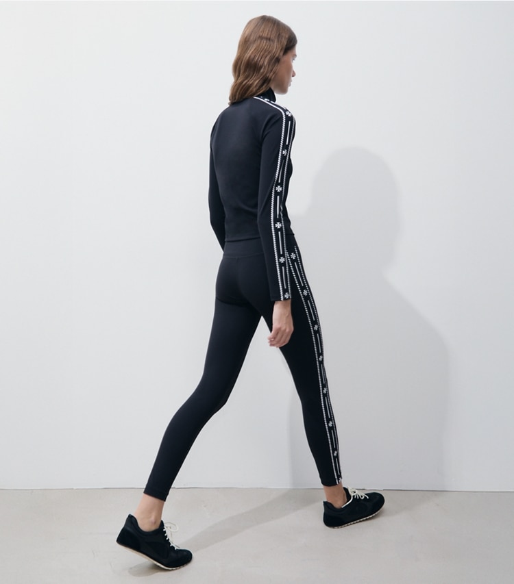 Tory Burch diseñador prendas inferiores Legging de compresión con ribete del logotipo en BLACK parte posterior en modelo