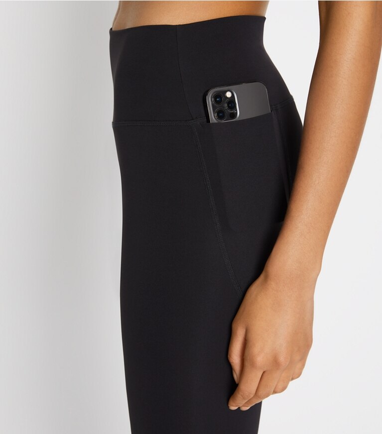 Tory Sport diseñador prendas inferiores Legging de compresión Sculpt con bolsillo lateral en Sport Black detalle en modelo
