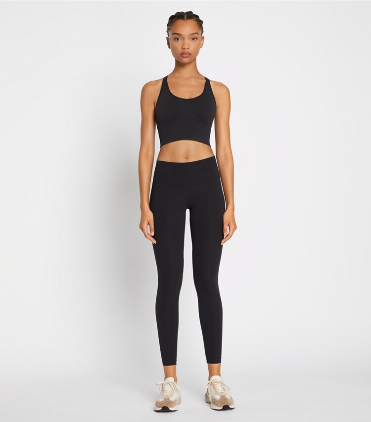 Tory Sport diseñador prendas inferiores Legging de compresión Sculpt con bolsillo lateral en Sport Black frente en modelo