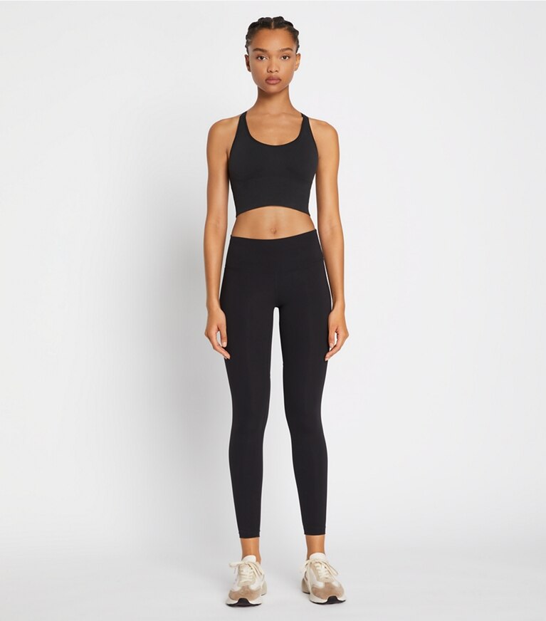 Tory Sport diseñador prendas inferiores Legging de compresión Sculpt con bolsillo lateral en Sport Black frente en modelo