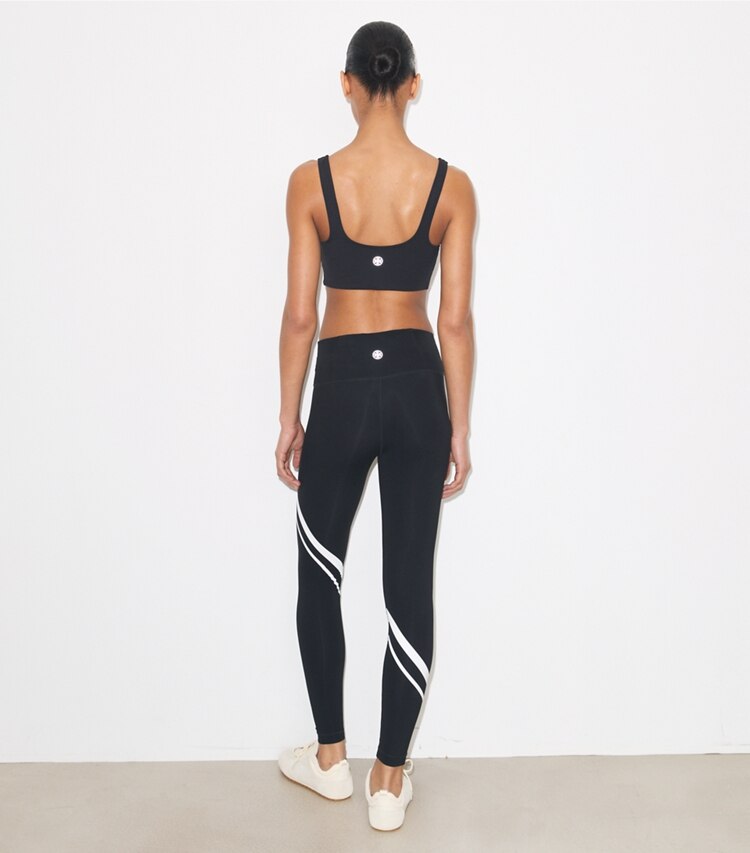 Tory Burch diseñador prendas inferiores Legging de compresión Sculpt con chevrón diagonal en Sport Black parte posterior en modelo