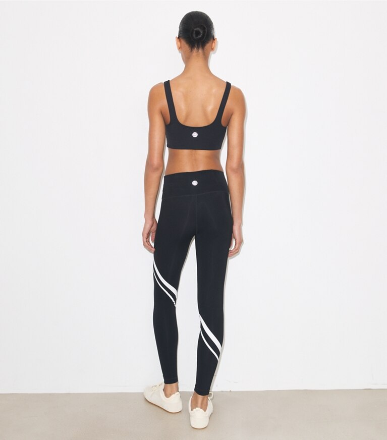 Tory Burch diseñador prendas inferiores Legging de compresión Sculpt con chevrón diagonal en Sport Black parte posterior en modelo