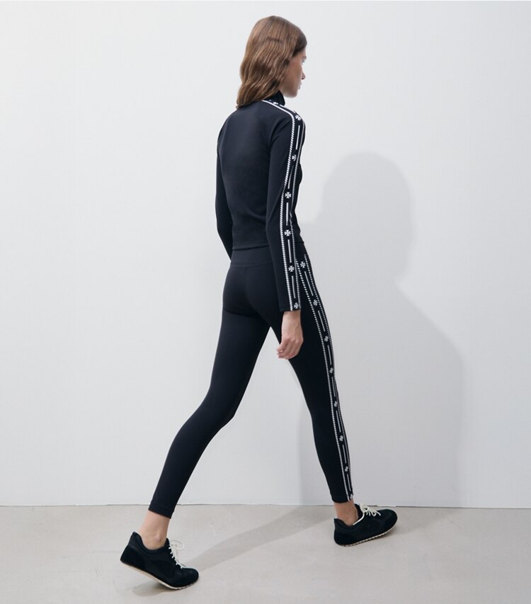 Tory Burch designer bas Legging de compression à bordure ornée du logo dans BLACK sur modèle, de dos