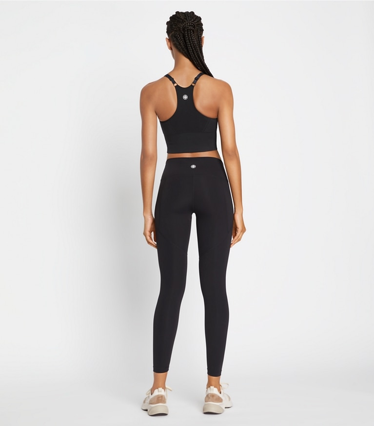 Tory Sport designer bas Legging de compression sculptant à poches latérales dans Sport Black sur modèle, de dos