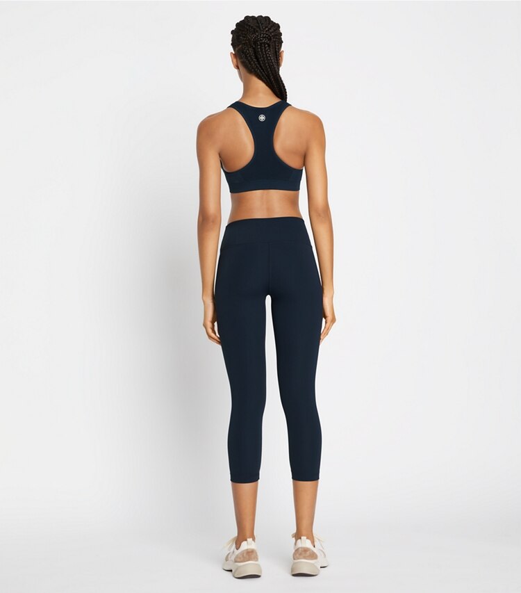 Tory Sport designer bas Legging de compression sculptant coupe 7/8 dans Tory Navy sur modèle, de dos