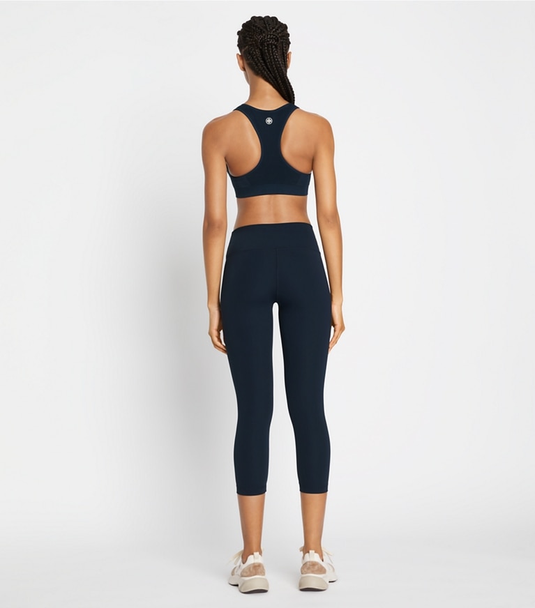 Tory Sport designer bas Legging de compression sculptant coupe 7/8 dans Tory Navy sur modèle, de dos