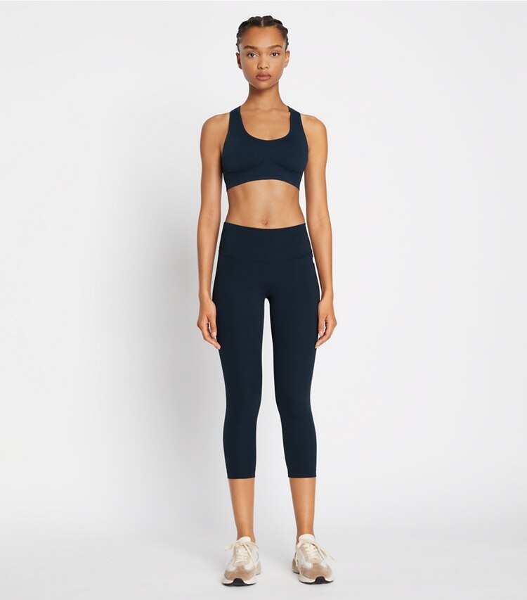 Tory Sport designer bas Legging de compression sculptant coupe 7/8 dans Tory Navy sur modèle, de face