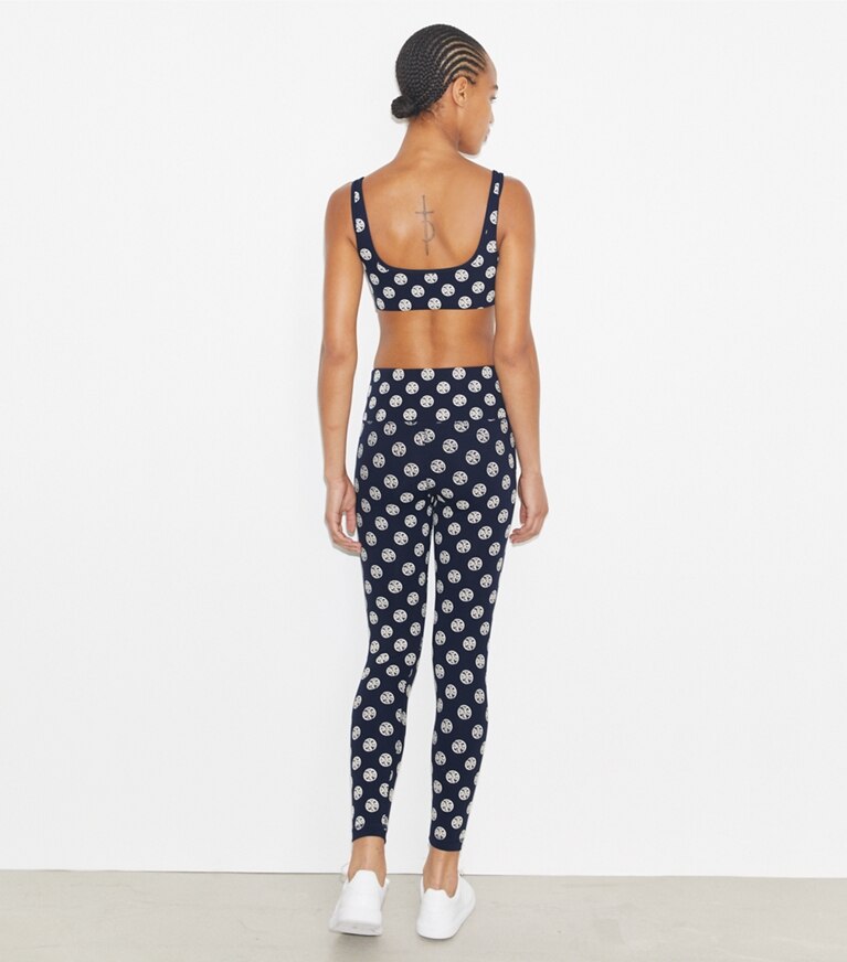 Tory Burch designer bas Legging de compression T Monogram dans Deep Navy Engraved Logo sur modèle, de dos