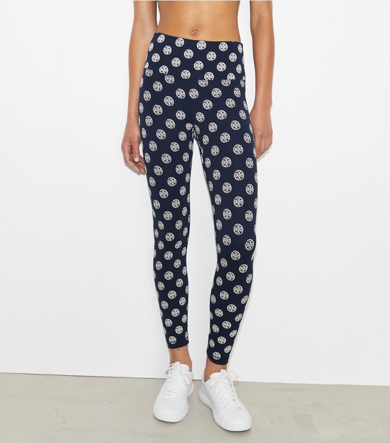 Tory Burch designer bas Legging de compression T Monogram dans Deep Navy Engraved Logo détail sur modèle