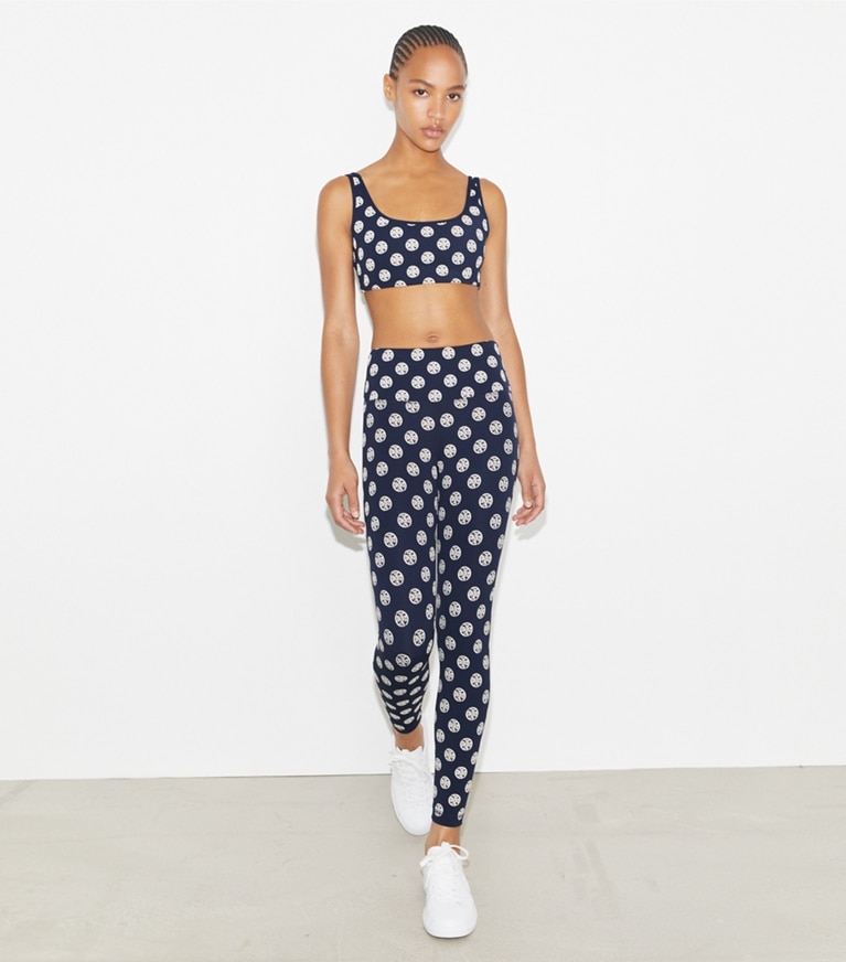 Tory Burch designer bas Legging de compression T Monogram dans Deep Navy Engraved Logo sur modèle, de face