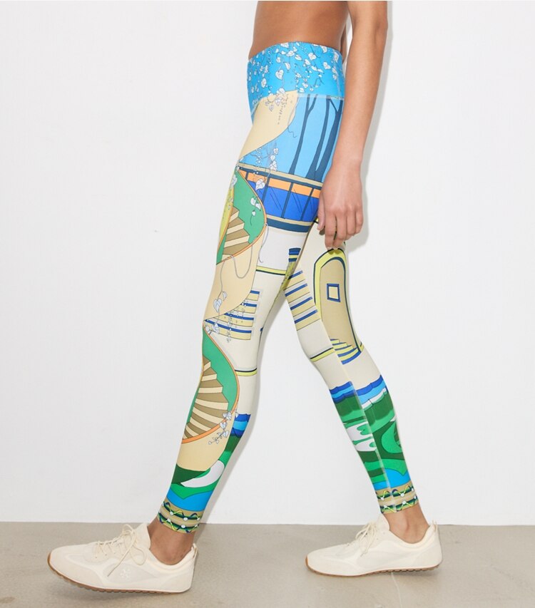 Tory Burch diseñador prendas inferiores Legging de nailon estampado en The Pool Blue detalle en modelo