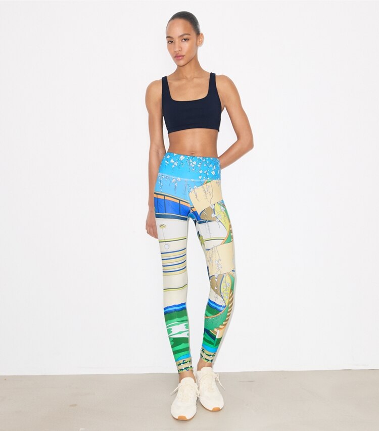 Tory Burch diseñador prendas inferiores Legging de nailon estampado en The Pool Blue frente en modelo