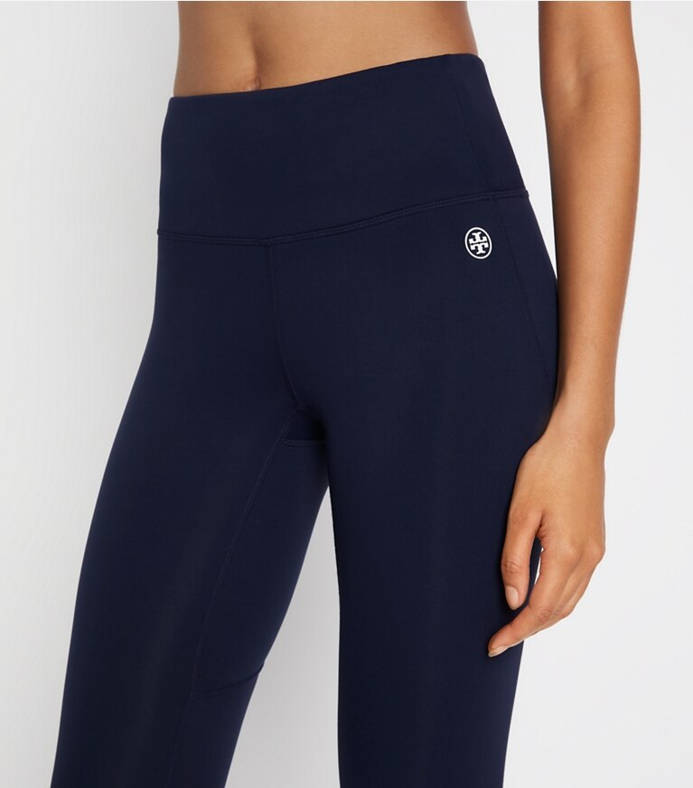 Tory Burch designer bas Legging léger à taille haute et chevrons in Tory Navy / Snow White on model detail