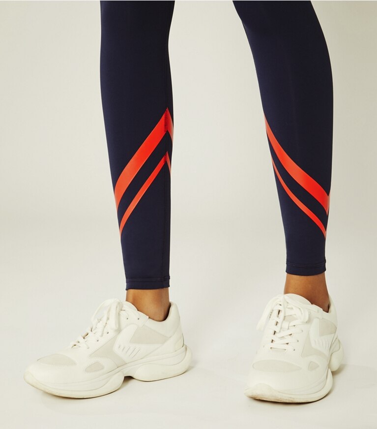 Tory Burch designer bas Legging léger à taille haute et chevrons in Tory Navy/Red on model detail