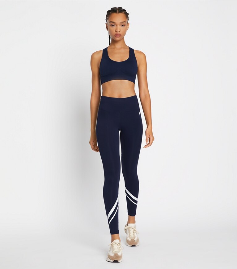 Tory Burch designer bas Legging léger à taille haute et chevrons in Tory Navy / Snow White sur mannequin, devant