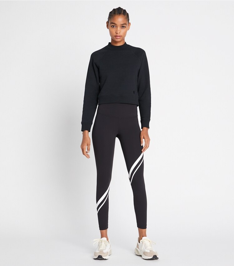 Tory Sport designer bas Legging Sculpt à chevrons en diagonale in Sport Black sur mannequin, devant