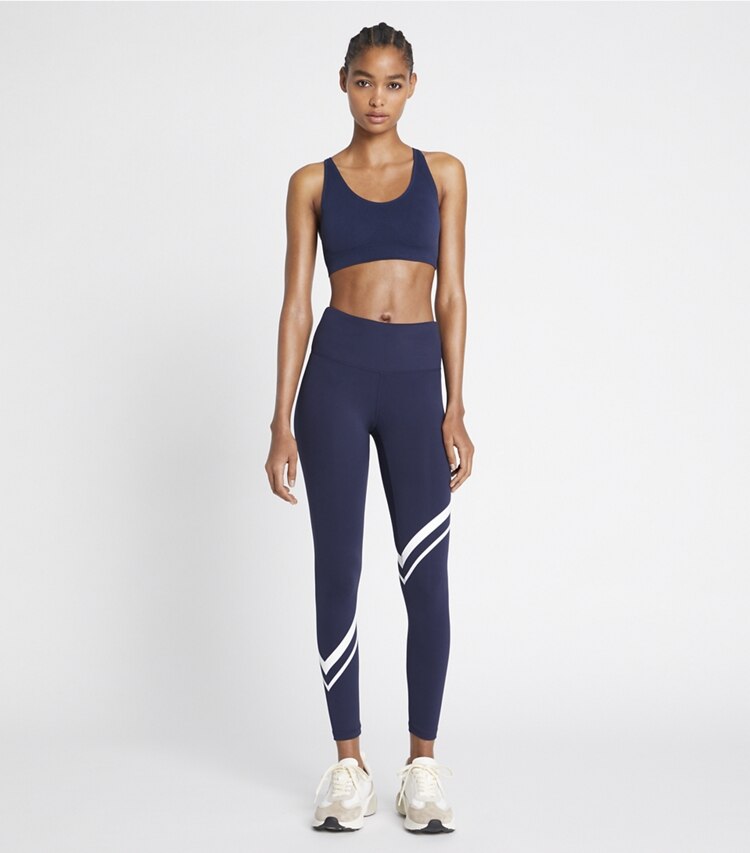 Tory Burch designer bas Legging Sculpt à chevrons en diagonale in Tory Navy sur mannequin, devant