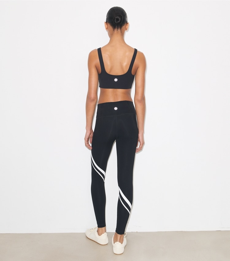 Tory Burch designer bas Legging Sculpt Compression à chevron diagonal dans Sport Black sur modèle, de dos