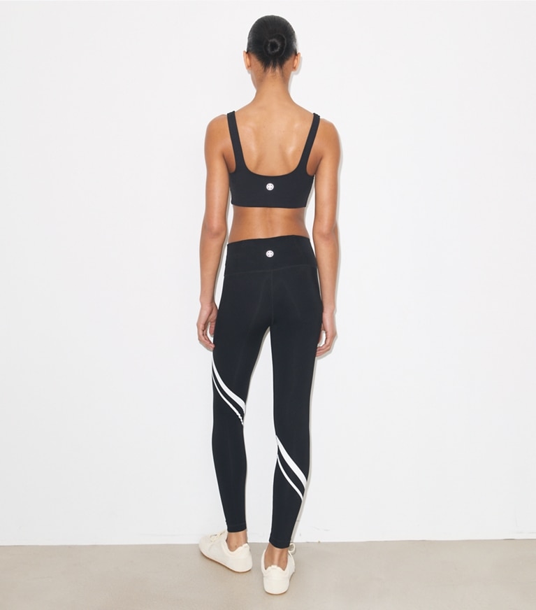 Tory Burch designer bas Legging Sculpt Compression à chevron diagonal dans Sport Black sur modèle, de dos